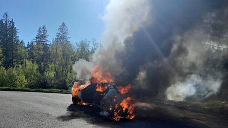 Moottoripyörä törmäsi henkilöautoon ja molemmat syttyivät tuleen lauantaina Espoon Kalajärvellä.