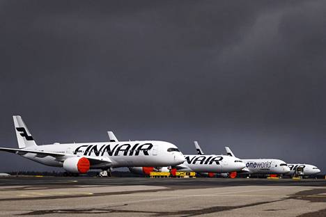 Finnairin tilapäisesti liikenteestä poistettuja lentokoneita Helsinki-Vantaan lentoasemalla keväällä 2020.