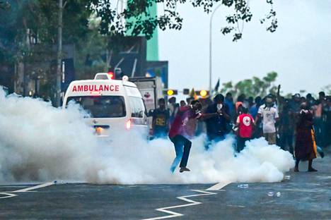 Poliisi käytti kyynelkaasua hajottaakseen hallitusta vastaan mieltään osoittavia opiskelijajoukkoja tänään Colombossa.