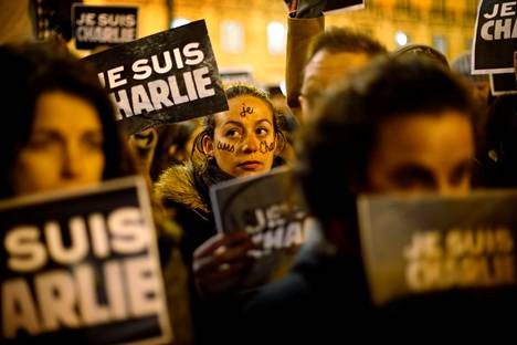 Charlie Hebdo -lehti nousi kuuluisuuteen vuonna 2015, kun islamistiterroristit hyökkäsivät sen toimitukseen lehden julkaistua pilakuvia profeetta Muhammedista. Kuvassa lehden ja sananvapauden tukimielenosoitus Lissabonissa tammikuussa 2015.