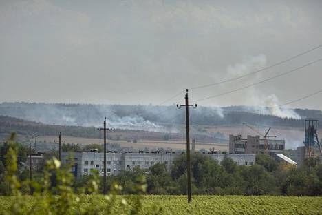 Venäjä yritti vallata Bahmutia ja Soledaria jo viime kesänä. Kuvassa savua venäläisjoukkojen sijaintien yläpuolella kaupunkien välissä 18. elokuuta 2022.