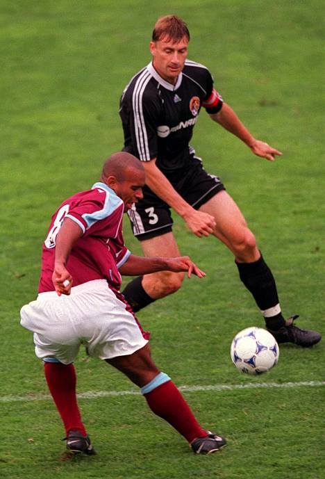 Trevor Sinclair pelasi West Hamissa Jokereita ja Aki Hyryläistä vastaan 24. heinäkuuta 1999.