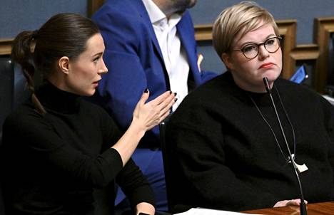 Pääministeri Sanna Marin (sd) ja valtiovarainministeri, keskustan puheenjohtaja Annika Saarikko kuvattiin eduskunnassa syksyllä.