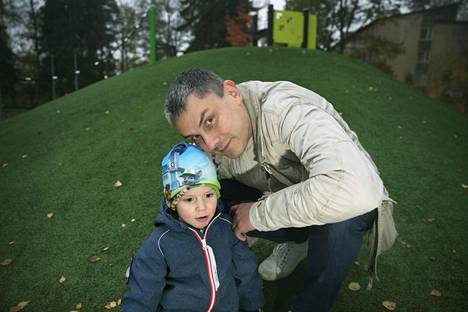 Tommi Kangasmaa ja hänen 3-vuotias poikansa Kaspian harrastavat eri leikkipuistoissa käyntiä. Kuvassa isä ja poika Maunulan leikkipuistossa.