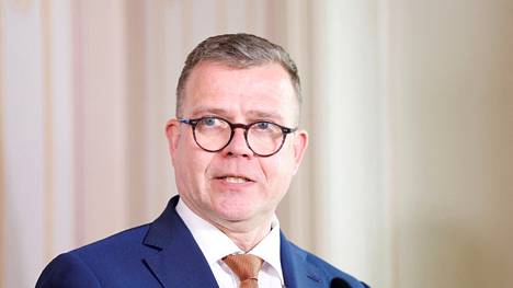 Pääministeri Petteri Orpo puhui maanantaina lehdistö­tilaisuudessa Tukholmassa.