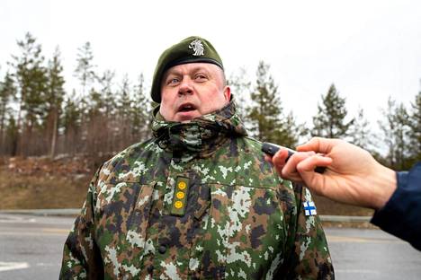 Eversti Pasi Hirvonen puhui keväällä 2020 Maavoimien valmiuspäällikkönä medialle valtatie 3:n tiesululla Hyvinkäällä, kun Uudenmaan eristäminen koronaviruksen vuoksi loppui. 