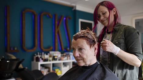 Paula Hyvönen hankki parturi-kampaamo Locksin muutama vuosi sitten itselleen. Keskiviikkona hänen asiakkaanaan Helsingin Etelä-Haagassa oli Tea Hokkanen.