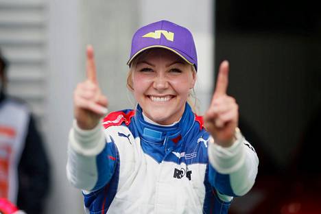 Emma Kimiläinen tuuletti lauantaina W Series -osakilpailun voittoa Spa-Francorchampsin moottoriradalla Belgiassa.