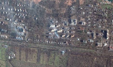 Satelliittikuva kerrostaloista ja pelloista taisteluiden jälkeen Bahmutissa 4. tammikuuta 2023.