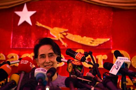 Aung San Suu Kyi puhui medialle vuonna 2015.