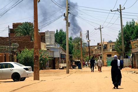 Savu nousi Sudanin pääkaupungin Khartumin yllä keskiviikkona, kun tiistaina julistettu tulitauko ei pitänytkään.