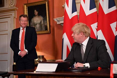 Britannian pääministeri Boris Johnson (oik.) allekirjoitti Britannian ja EU:n välisen kauppasopimuksen 30. joulukuuta 2020. Vieressä seisoi brexit-neuvotteluja vetänyt David Frost, joka erosi ministerin tehtävistä viikkoa ennen joulua.