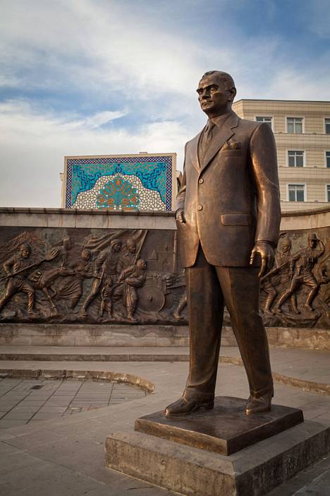 Turkin perustajan Kemal Atatürkin patsas.
