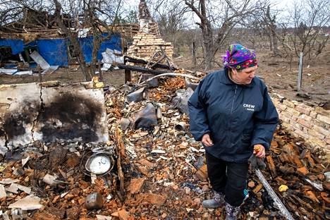 Maria Kšyžovska seisoo kohdassa, jossa oli hänen keittiönsä ennen kuin venäläinen lentopommi pyyhkäisi talon maailmankartalta. 