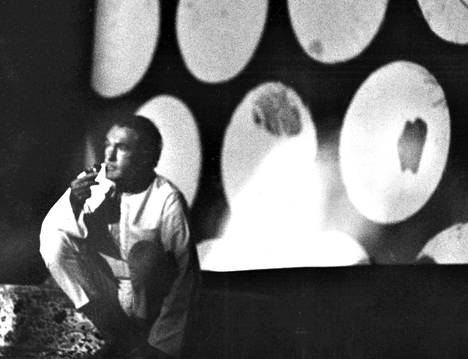 Hahmo maisemassa: Timothy Leary luennoi psykedeelisessä ympäristössä LSD:n käytöstä. Tällaiset luennot johtivat hänet vankilaan, josta hän sittemmin pakeni ja asuu nyt Sveitsissä.