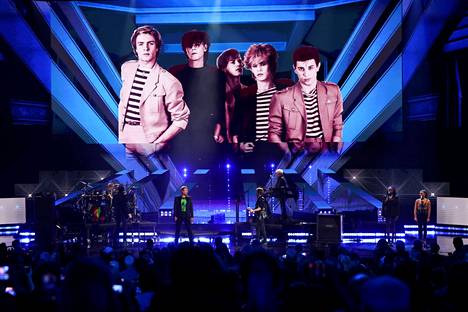 Duran Duran -yhtye esiintyi sunnuntaina Los Angelesissa, jossa hyväksyttiin uusia jäseniä rockin kunniagalleriaan. Yhtyeen alkuperäinen kitaristi Andy Taylor ei päässyt paikalle. Hän on taustalle heijastetussa yhtyekuvassa keskellä. 