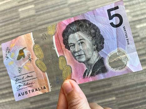 Australia luopuu kuningatar Elisabet II:n kuvasta seteleissään. Kuvassa on viiden Australian dollarin seteli.