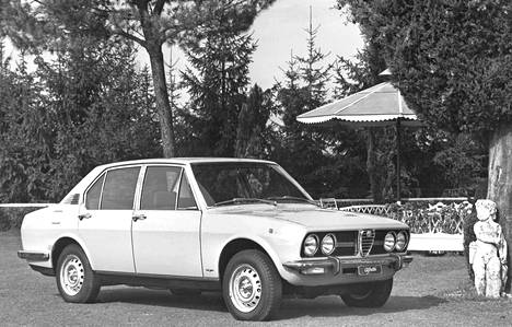 Alfetta on selvästi tunnistettavissa Alfa-Romeoksi vain suoraan edestä tai takaa: jäähdyttimen säleikön perinteellinen muoto paljastaa alkuperän.