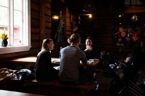 Marie-Sofie Seger (left), Jussi Paakkola-Seger and Isabella Fält like the atmosphere of Saltbodan.  The children Florian Seger and Vidar Fält are in the carriage.