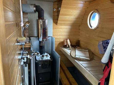 Bohemia-laivassa on puulämmitteinen sauna, joka lämmitetään kesäisin kerran viikossa.