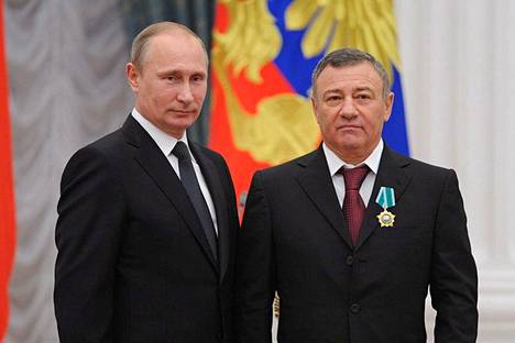 Vladimir Putin ja Arkadi Rotenberg esiintyivät yhteiskuvassa Moskovassa lokakuussa 2013.