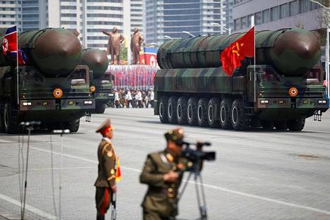 Pohjois-Korea esitteli ballistisia ohjuksiaan sotilasparaatissa Pjongjangissa huhtikuussa.