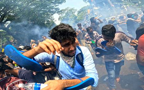 Mielenosoittajat pakenivat poliisin kyynelkaasua Sri Lankan Colombossa keskiviikkona.