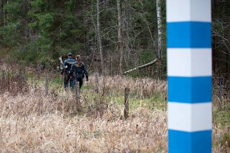 Suomalaisia rajavartijoita partioimassa raja-alueella Nuijamaalla marraskuussa 2021.