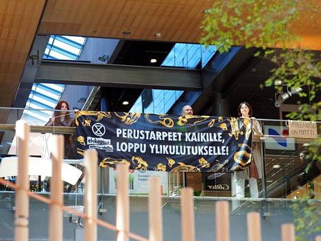 Elokapina osoitti mieltään kauppakeskus Sellossa Espoossa lauantaina. Ympäristöliike järjesti lauantaina mielenosoituksia ylikulutusta vastaan useissa kauppakeskuksissa ympäri Suomea.