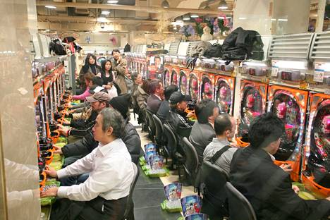 Pachinko on suosittu japanilainen rahapelikone. Kuva on otettu tokiolaisesta peliluolasta marraskuussa 2006. 