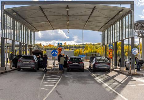 Autoja Nuijamaan rajanylityspaikalla lokakuussa 2022.