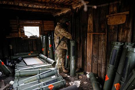 Vapaan Venäjän legioonan sotilas valmisti kranaattia lähellä etulinjaa Donetskissa maaliskuussa.