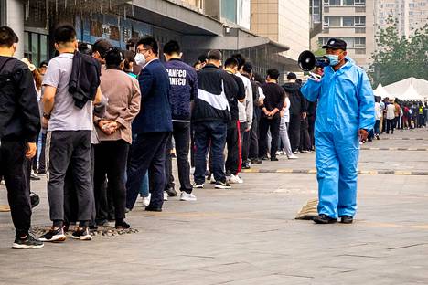 Pekingiläiset jonottavat pakolliseen, päivittäiseen koronatestiin Pekingin Chaoyangin kaupunginosassa.