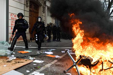 Mellakkapoliisi partioi Pariisin kaduilla, kun protestit eläkeuudistusta vastaan jatkuivat.