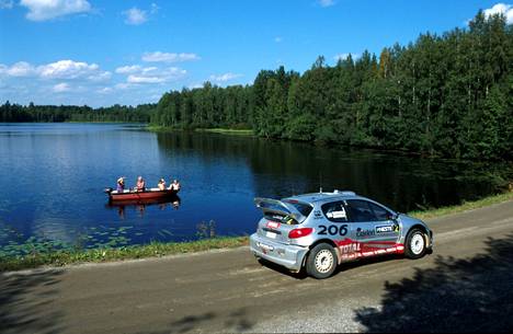 Marcus Grönholm ja Timo Rautiainen ajoivat Jyväskylän MM-rallin voittoon elokuussa 2002.