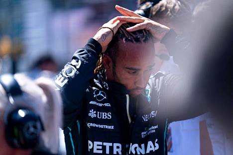 Lewis Hamilton oli voipuneen oloinen Bakun osakilpailun jälkeen.
