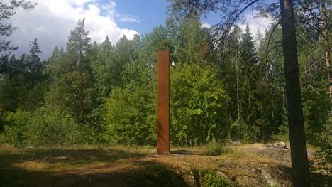 HS Vantaa | Vantaalaisella kalliolla seisoo pylväs, jonka pystyttäjää ei tiedetä – Katseita keräävä monoliitti voi olla osa maailman­­laajuista ilmiötä