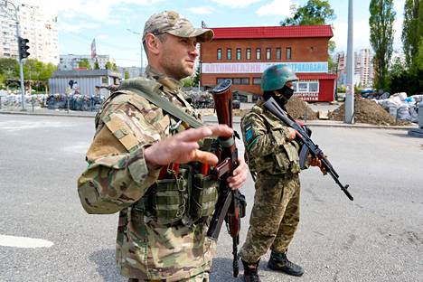Ukrainan sotilaita Harkovan alueella lähellä Venäjän rajaa maanantaina.