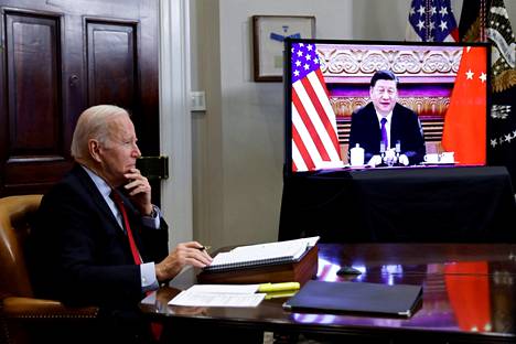 Joe Biden keskusteli Xi Jinpingin kanssa videoyhteyden avulla marraskuussa 2021.