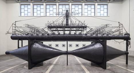 Taidehallin suurimman salin täyttävä Jass Kaselaanin Ääni-installaatio on sekä suurenmoinen että käsittämätön teos.