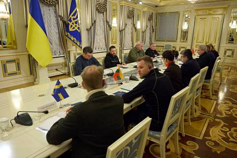 Pohjoismaiden ja Baltian ulkoministerit tapasivat Kiovassa maanantaina myös presidentti Volodymyr Zelenskyin.