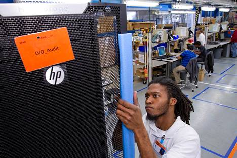 Hewlett-Packardin työntekijöitä yhtiön kokoonpanotehtaalla Texasin Houstonissa vuonna 2013. Vuonna 2015 yhtiö jakautui kahtia ja tietotekniikkayhtiön nimeksi jäi Hewlett-Packard ja tietokoneyksikön nimeksi tuli HP.