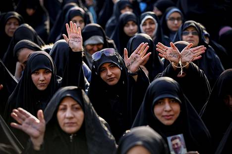 Iranilaisia naisia ja tyttöjä kokoontui juhlimaan Iranin vallankumouksen 40-vuotisjuhlaa vuonna 2019 Teheranissa. Kuvan naiset eivät liity juttuun.