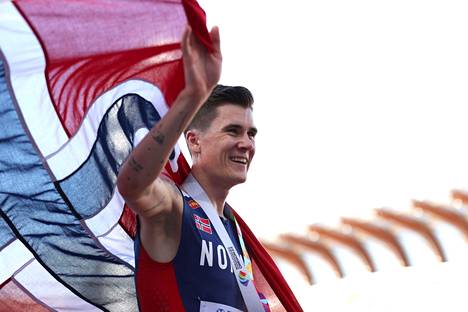 Jakob Ingebrigtsen juhli 5 000 metrin MM-kultaa Eugenessa heinäkuussa.