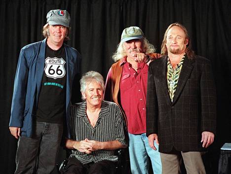 Neil Young (vas.), Graham Nash, David Crosby ja Stephen Stills palasivat soittamaan yhdessä 25 vuoden tauon jälkeen vuonna 1999.