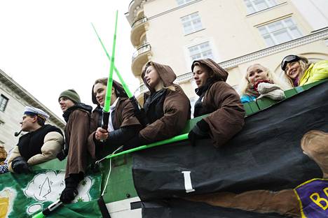 Pääkaupunkiseudulla abiturienttien penkinpainajaiset niiden perinteisessä muodossa perutaan. Kuva viime vuoden penkkareista Helsingistä.