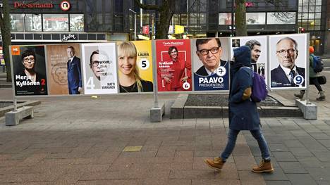Presidentinvaalien vaalimainoksia telineissä Lasipalatsin vieressä Helsingissä.