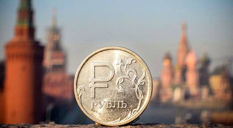 Venäjän miehittämässä Ukrainan Hersonissa otetaan käyttöön rupla. Kuva rahasta on otettu Kremlin ulkopuolella Moskovassa.
