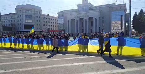 Kaupunkilaiset osoittivat mieltään Venäjän hyökkäystä vastaan maaliskuussa Hersonissa Ukrainassa.