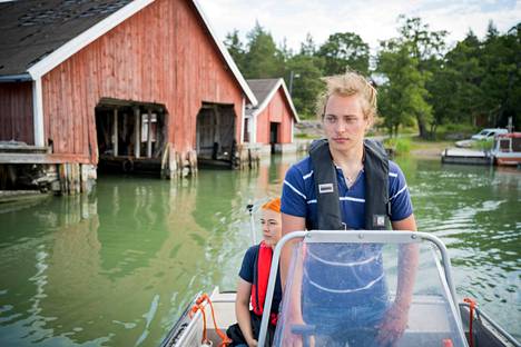 Saaristomeren tutkimuslaitoksen tutkimusavustajat Johannes Sahlsten ja Tiia Karpela lähtivät kesällä 2021 Seilin saarelta kokemaan silakan koekalastusrysiä Airistolle.